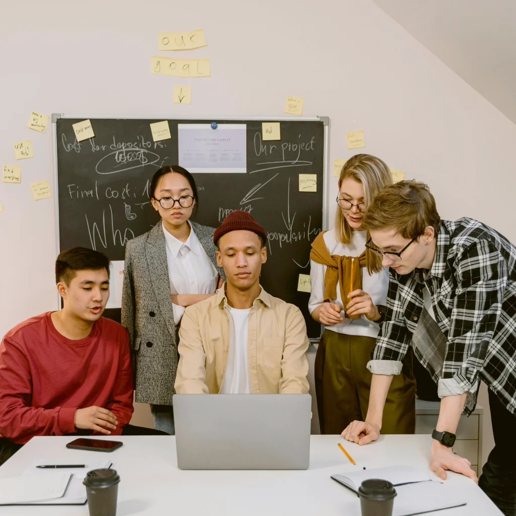 بيئة العمل في الوسام المميز - مكان العمل | El-Wessam-El-Momayaz